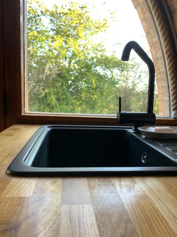 Romantic Escape Luxury Hobbit House With Hot Tub! Sheerness Exterior foto